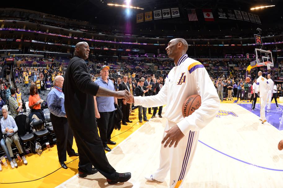 Lakers-Golden State, ultimo atto della notte. Si comincia con la pace tra Shaquille O&#39;Neal e Kobe Bryant. I tifosi dei Lakers sognano che quei giorni tornino presto